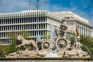 de känd monumental cibeles fontän belägen i de fyrkant av de samma namn byggd på 1782 på madrid stad Centrum foto