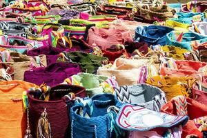 gata försäljning i bogota av traditionell påsar hand stickat förbi kvinnor av de wayuu gemenskap i colombia kallad mochilas foto