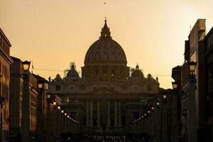 de solnedgång falls över de skön konstantinian basilika av st. Peter på de vatican stad foto