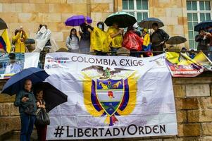 Bogota, colombia, 19 juli 2023. fredlig protest av de medlemmar av de aktiva boka av de militär och polis krafter i bogota colombia mot de regering av gustavo petro foto