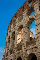 detalj av de Fasad av de känd colosseum eller coliseum också känd som de flavian amfiteater i de Centrum av de stad av rom foto