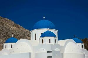 de kyrka av helig korsa i de central fyrkant av perissa på santorini ö foto