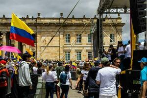 Bogota, colombia, juni 2023, fredlig protest marscherar mot de regering av gustavo petro kallad la marcha de la mayoria foto