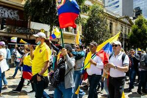 Bogota, colombia, juni 2023, fredlig protest marscherar mot de regering av gustavo petro kallad la marcha de la mayoria foto