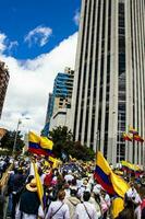 Bogota, colombia, juni 2023, fredlig protest marscherar mot de regering av gustavo petro kallad la marcha de la mayoria foto