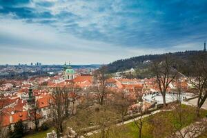 petrin kulle och de skön prag stad gammal stad sett form de prag slott synpunkt i ett tidigt vår dag foto