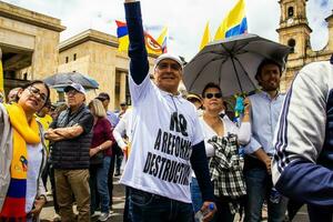 Bogota, colombia, juni 2023, fredlig protest marscherar mot de regering av gustavo petro kallad la marcha de la mayoria foto