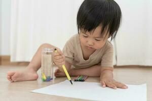 Lycklig Asien barn spelar inlärning måla på papper. aktivitet, utveckling, iq, ekv, meditation, hjärna, muskler, grundläggande Kompetens, familj har roligt utgifterna tid tillsammans. Semester foto