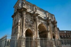 de båge av konstantin en triumf- båge i rom, belägen mellan de colosseum och de palatin kulle byggd på de år 315 ad foto