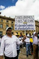 Bogota, colombia, juni 2023, fredlig protest marscherar mot de regering av gustavo petro kallad la marcha de la mayoria foto