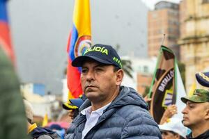 Bogota, colombia, 19 juli 2023. fredlig protest av de medlemmar av de aktiva boka av de militär och polis krafter i bogota colombia mot de regering av gustavo petro foto