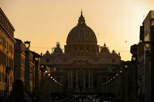 de solnedgång falls över de skön konstantinian basilika av st. Peter på de vatican stad foto