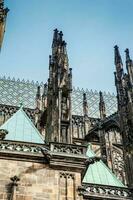 detaljer av de Fasad av de storstads katedral av helgon vitus, wenceslaus och adalbert i prag foto