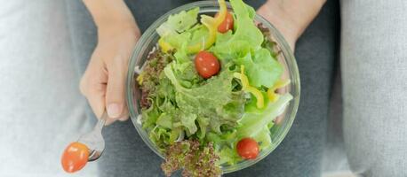 diet och bantning, njut av äta. friska kvinna håll sallad mat och känsla Lycklig. skönhet smal kvinna kropp uppnår vikt förlust mål för friska liv, galen handla om tunnhet, tunn midja, nutritionist. foto