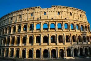 de känd colosseum under de skön ljus av de gyllene timme i rom foto