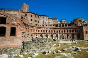 gammal ruiner av de marknadsföra av trajan trodde till vara de äldsta handla köpcenter av de värld byggd i i 100-110 ad i de stad av rom foto