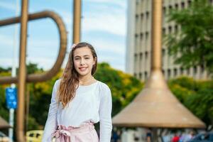 skön ung flicka på de jairo varela fyrkant i de stad av cali i colombia foto