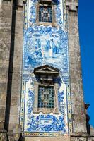 detalj av de azulejo tilework av de historisk igreja de santo ildefonso ett sjuttonhundratalet kyrka i de stad av porto i portugal foto