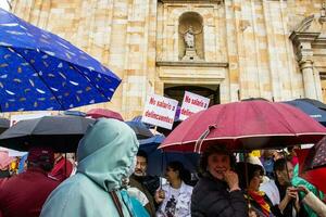 Bogota, colombia, 19 juli 2023. fredlig protest av de medlemmar av de aktiva boka av de militär och polis krafter i bogota colombia mot de regering av gustavo petro foto