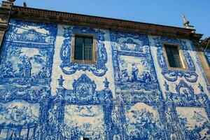 skön antik vägg av de kapell av själar av santa catarina dekorerad med traditionell portugisiska azulejos foto