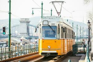 se av de budapest stad Centrum och spårvagn foto