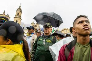 Bogota, colombia, 19 juli 2023. fredlig protest av de medlemmar av de aktiva boka av de militär och polis krafter i bogota colombia mot de regering av gustavo petro foto