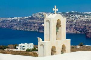 se av de aegean hav och en traditonal klocka torn från de ruiner av de slott av akrotiri också känd som gulor eller la Ponta, en före detta venetian slott på de ö av santorini foto