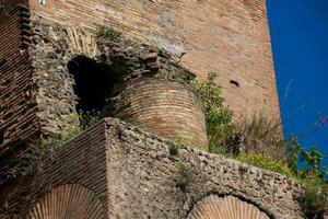 ruiner av ett antik monumental fontän kallad trofei di Mario byggd i 226 ad och belägen på piazza vittorio emanuele ii i rom foto