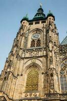 detaljer av de Fasad av de storstads katedral av helgon vitus, wenceslaus och adalbert i prag foto