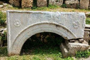 detalj av de sniderier på de gammal ruiner på de roman agora belägen till de norr av de akropol i aten foto