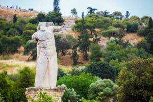 resterna av ett antik staty på de ruiner av de en gammal agora i aten foto