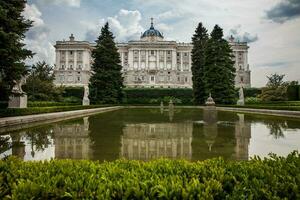 de kunglig palats av madrid de officiell bostad av de spanska kunglig familj på de stad av madrid sett från de sabatini trädgårdar foto