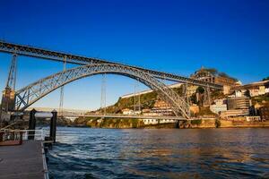 dom luis jag bro en metall båge bro över de douro flod mellan de städer av porto och vila nova de gaia i portugal invigt i 1886 foto