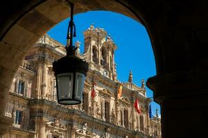 se av de skön antik byggnader runt om torg borgmästare ett 18: e århundrade spanska barock offentlig fyrkant omgiven förbi butiker, restauranger och de stad hall i salamanca gammal stad foto