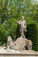 de neptune fontän en neoklassiska stil fontän belägen i de torg de canovas del castillo byggd i 1786 i de stad av madrid foto