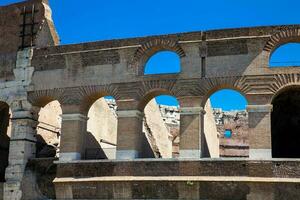 detalj av de Fasad av de känd colosseum eller coliseum också känd som de flavian amfiteater i de Centrum av de stad av rom foto