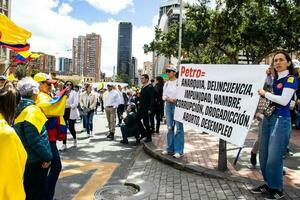 Bogota, colombia, juni 2023, fredlig protest marscherar mot de regering av gustavo petro kallad la marcha de la mayoria foto