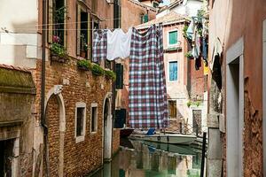 de pittoresk kanaler av de skön Venedig stad foto