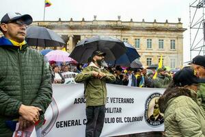 Bogota, colombia, 19 juli 2023. fredlig protest av de medlemmar av de aktiva boka av de militär och polis krafter i bogota colombia mot de regering av gustavo petro foto