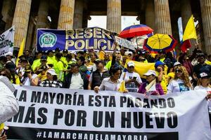 Bogota, colombia, juni 2023, fredlig protest marscherar mot de regering av gustavo petro kallad la marcha de la mayoria foto