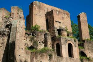 ruiner av ett antik monumental fontän kallad trofei di Mario byggd i 226 ad och belägen på piazza vittorio emanuele ii i rom foto