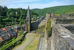 de belgisk stad la roche sv ardenne. bild tagen från de slott foto