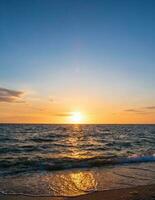 panorama synpunkt landskap resa sommar hav vind Vinka Häftigt på Semester lugna kust stor Sol uppsättning himmel ljus orange gyllene natur tropisk skön kväll timdag på smäll san strand chonburi thailand. foto