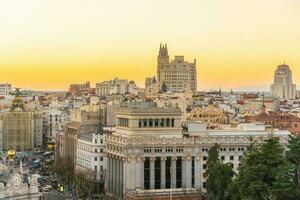 spaniens metropol på solnedgång, som visar de madrid horisont foto