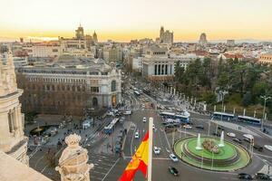 spaniens metropol på solnedgång, som visar de madrid horisont foto