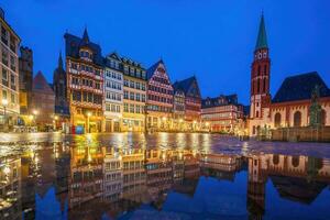 gammal stad torget romerberg i centrala frankfurt, Tyskland foto