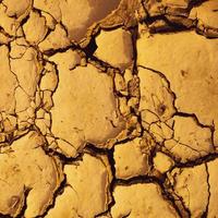 torkad sprucken lera lämplig som bakgrund och symbol för klimatförändringar foto