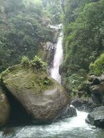 skönhet vattenfall i indonesien foto