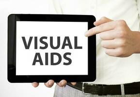 text visuell AIDS på läsplatta visa i affärsman händer på de vit bakgrund. företag begrepp foto