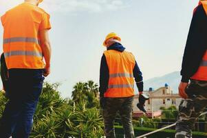 team av teknisk arbetare arbete på de tak av en hus foto